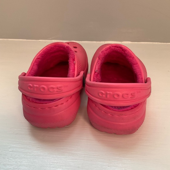 Toddler Pink Fuzzy Crocs - Picture 4 of 5